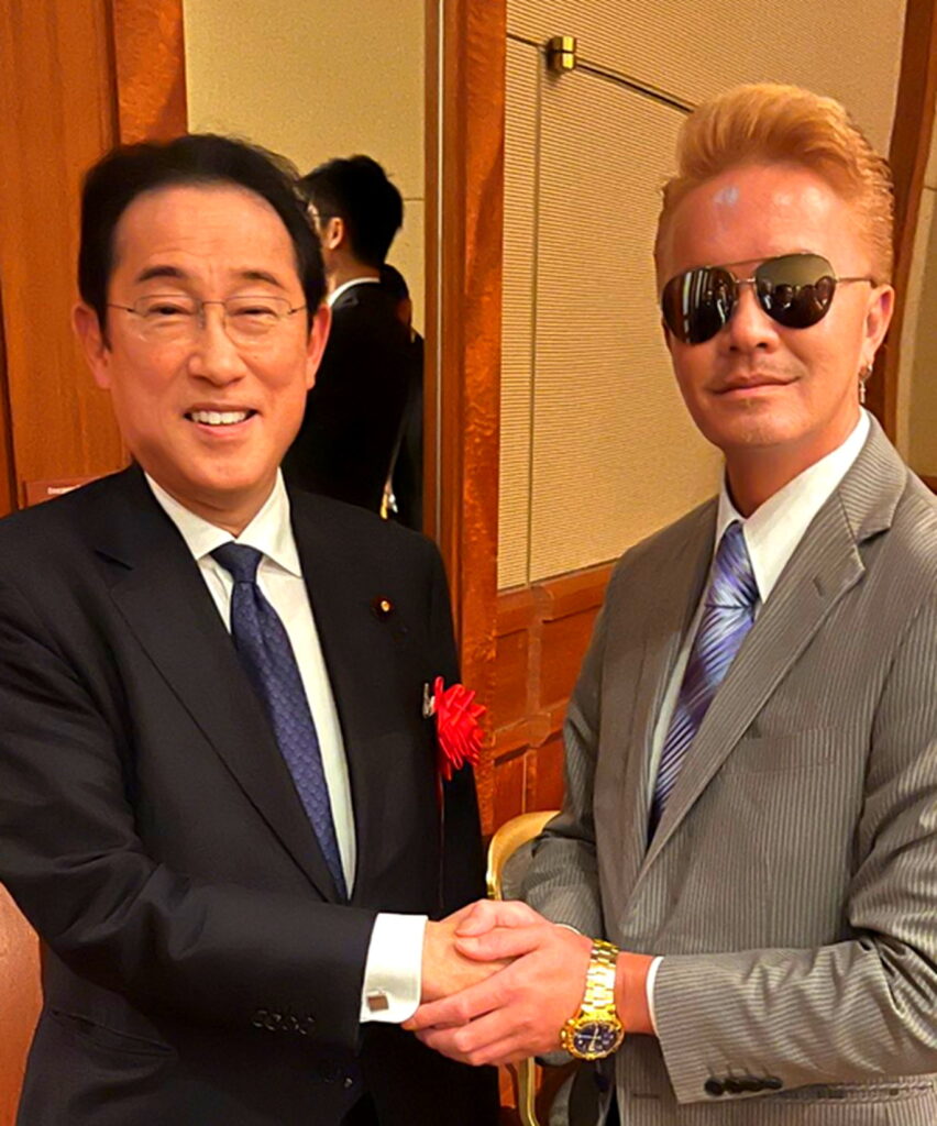 岸田文雄元首相 EXILE ATSUSHI RYO 麻生太郎 出典：Xより