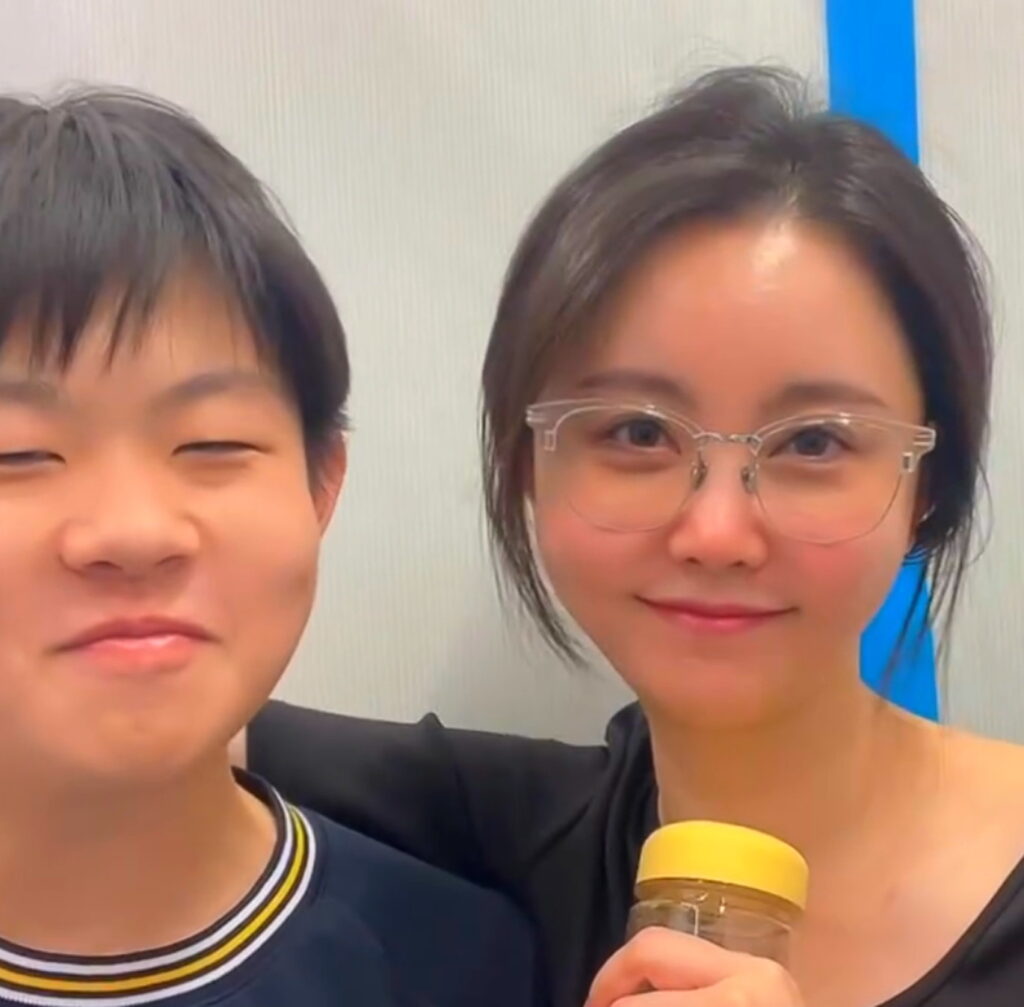 韓国ユーチューバーのナ・ドンヒョン大図書館 前妻 ユムデン 子供 出典：インスタグラムより